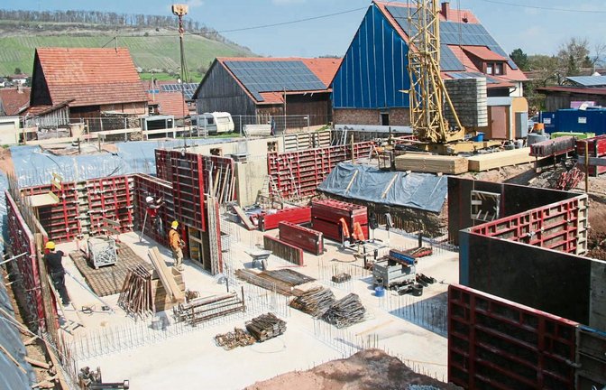 Baustelle in Schützingen: Die ersten Wände der Familienherberge Lebensweg stehen schon. Geplant ist, den Rohbau mit Dach in einem Zug abzuschließen.  Foto: Thomaser