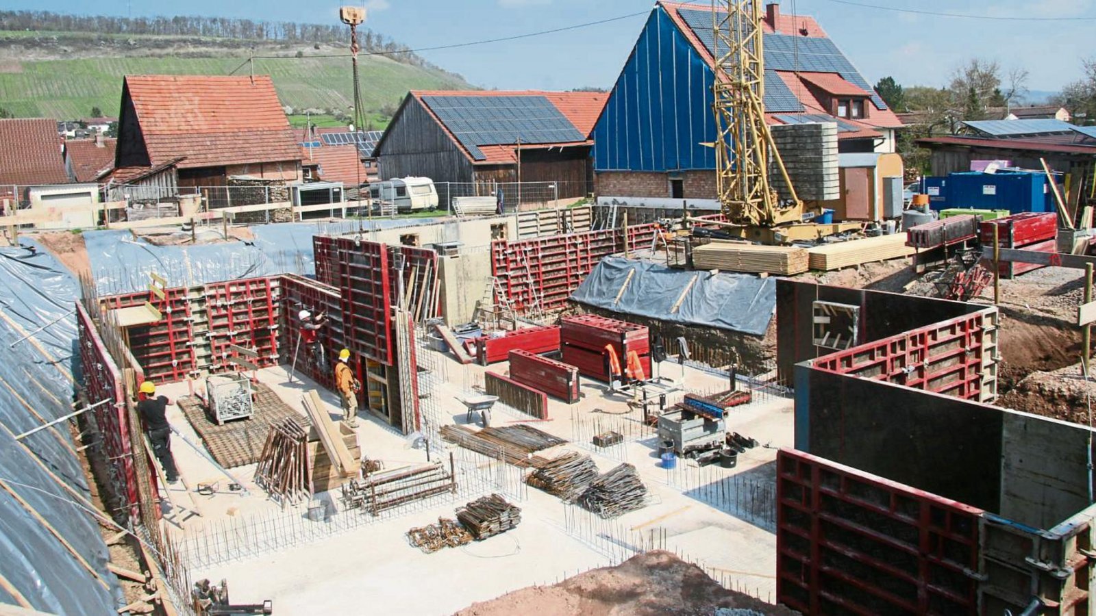 Baustelle in Schützingen: Die ersten Wände der Familienherberge Lebensweg stehen schon. Geplant ist, den Rohbau mit Dach in einem Zug abzuschließen. Foto: Thomaser Baustelle in Schützingen: Die ersten Wände der Familienherberge Lebensweg stehen schon. Geplant ist, den Rohbau mit Dach in einem Zug abzuschließen. Foto: Thomaser