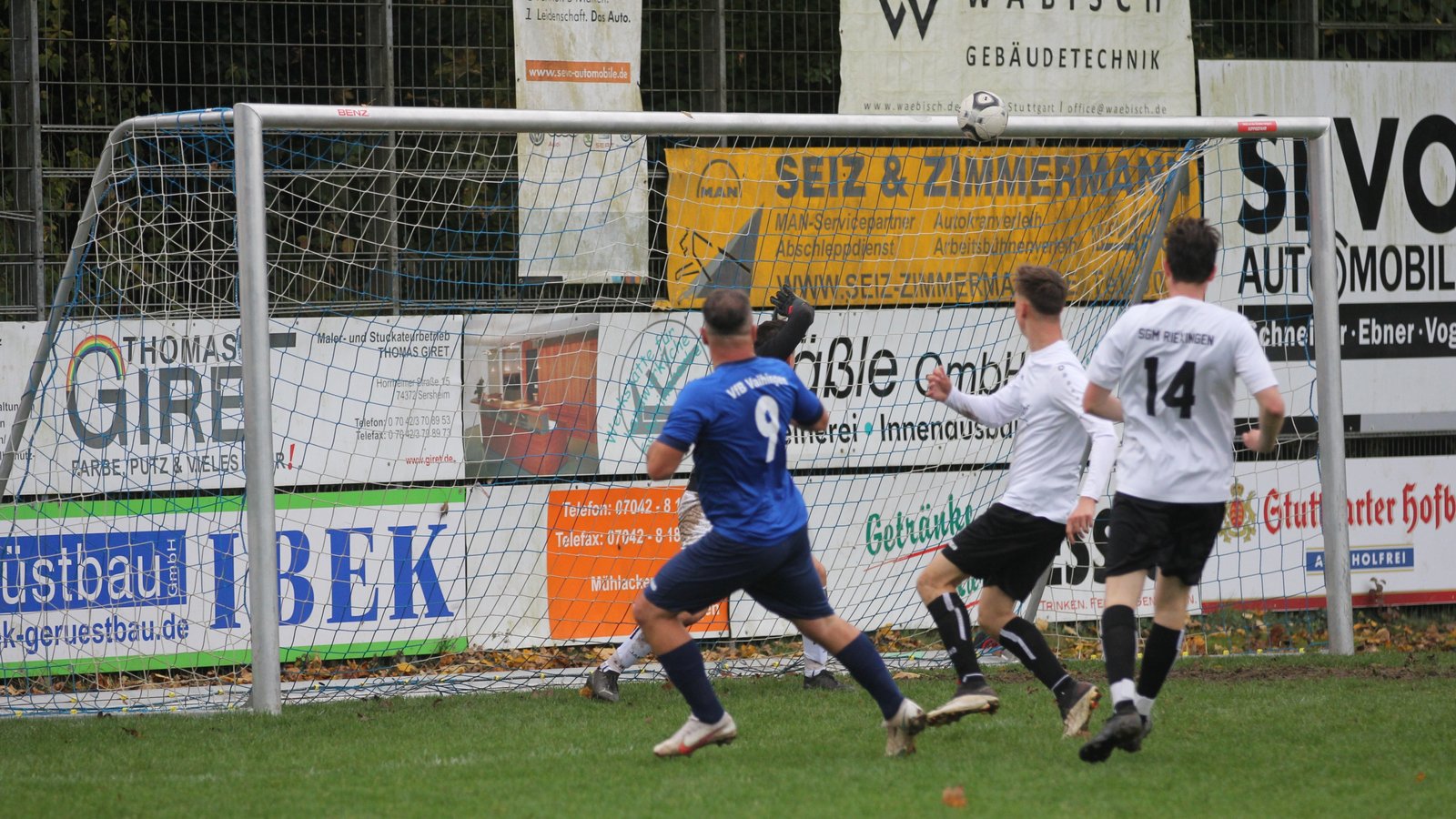 Gefährlich wird es immer dann, wenn Qendrim Emini (links) vom VfB Vaihingen vor dem Tor des Gegners auftaucht. In dieser Szene landet der Ball nur an der Latte. Gegen den TSV Großglattbach möchte Emini wieder ins Schwarze treffen. Foto: Dittrich Gefährlich wird es immer dann, wenn Qendrim Emini (links) vom VfB Vaihingen vor dem Tor des Gegners auftaucht. In dieser Szene landet der Ball nur an der Latte. Gegen den TSV Großglattbach möchte Emini wieder ins Schwarze treffen. Foto: Dittrich