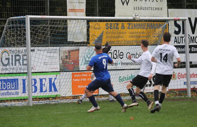 Gefährlich wird es immer dann, wenn Qendrim Emini (links) vom VfB Vaihingen vor dem Tor des Gegners auftaucht. In dieser Szene landet der Ball nur an der Latte. Gegen den TSV Großglattbach möchte Emini wieder ins Schwarze treffen. <span class='image-autor'>Foto: Dittrich</span>