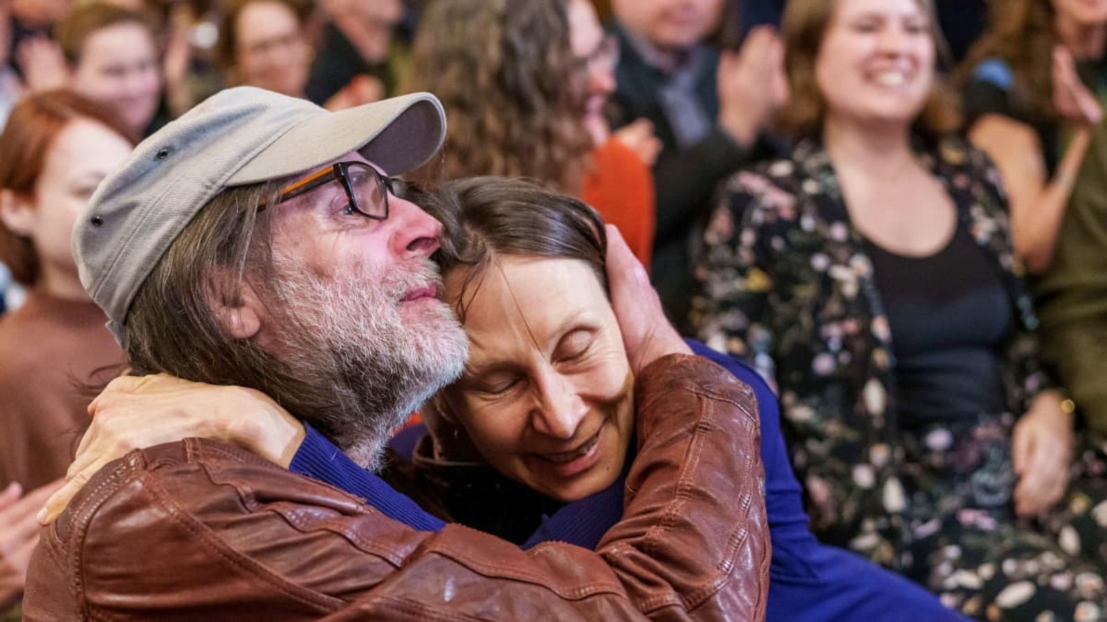 Am 14. Oktober 2024 freute sich die Autorin Martina mit ihrem Mann Jan Kuhlbrodt über den Deutschen Buchpreis im Kaisersaal des Frankfurter Römers.Andreas Arnold/dpa Am 14. Oktober 2024 freute sich die Autorin Martina mit ihrem Mann Jan Kuhlbrodt über den Deutschen Buchpreis im Kaisersaal des Frankfurter Römers.Andreas Arnold/dpa