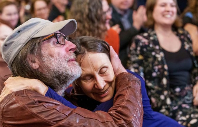 Am 14. Oktober 2024 freute sich die Autorin Martina mit ihrem Mann Jan Kuhlbrodt über den Deutschen Buchpreis im Kaisersaal des Frankfurter Römers.<span class='image-autor'>Andreas Arnold/dpa</span>