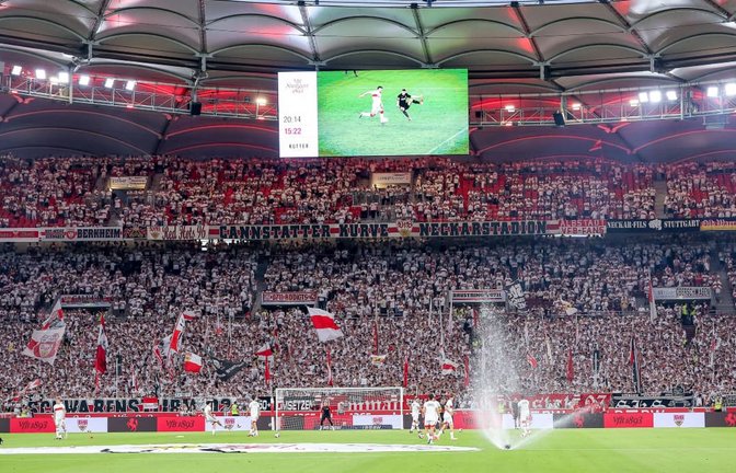 Die Cannstatter Kurve in ihrer ganzen Pracht. An ihrem unteren Ende sind im Zaunfahnenbereich diverse Veränderungen feststellbar.<span class='image-autor'>IMAGO/Maximilian Koch</span>