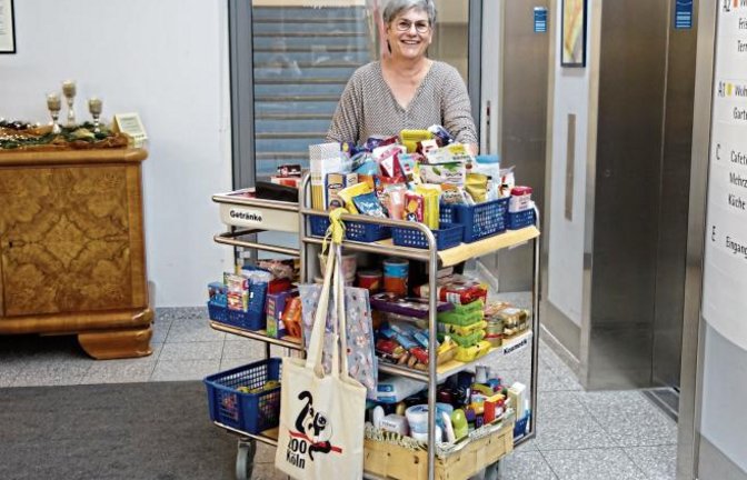 „Des isch d’r Renner im Haus“, sagt Ilona Riedmüller zum Kioskwagen, der immer mittwochs von Ehrenamtlichen durchs Vaihinger Karl-Gerok-Stift geschoben wird. Verkaufsschlager sind dabei Bonbons, Waffeln und sonstige Kekse.  Foto: Rücker