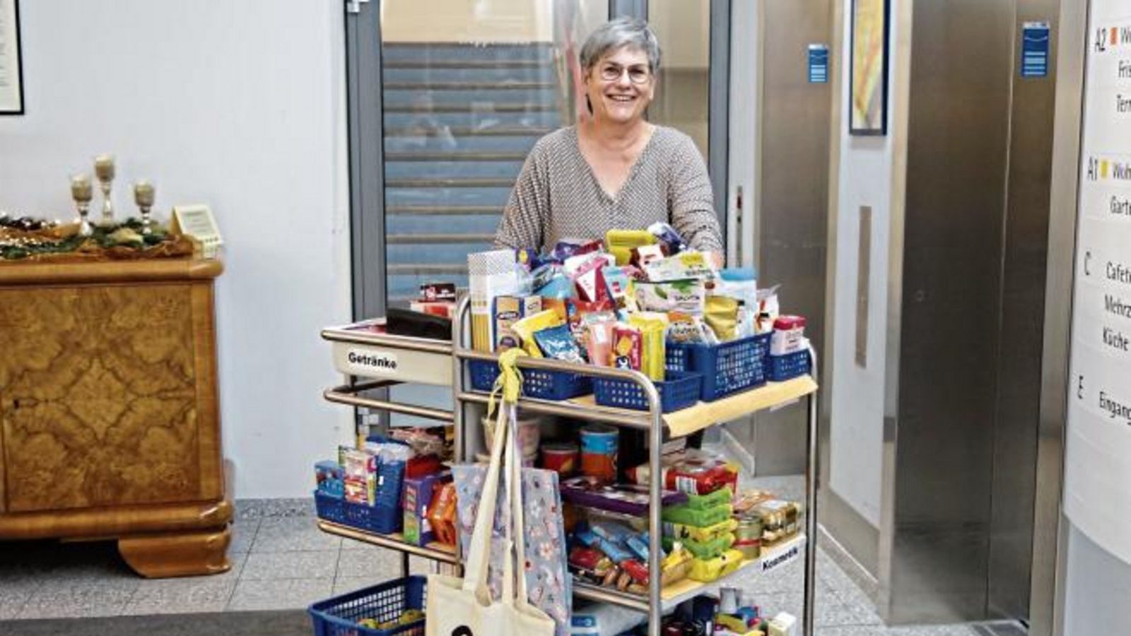 „Des isch d’r Renner im Haus“, sagt Ilona Riedmüller zum Kioskwagen, der immer mittwochs von Ehrenamtlichen durchs Vaihinger Karl-Gerok-Stift geschoben wird. Verkaufsschlager sind dabei Bonbons, Waffeln und sonstige Kekse. Foto: Rücker „Des isch d’r Renner im Haus“, sagt Ilona Riedmüller zum Kioskwagen, der immer mittwochs von Ehrenamtlichen durchs Vaihinger Karl-Gerok-Stift geschoben wird. Verkaufsschlager sind dabei Bonbons, Waffeln und sonstige Kekse. Foto: Rücker