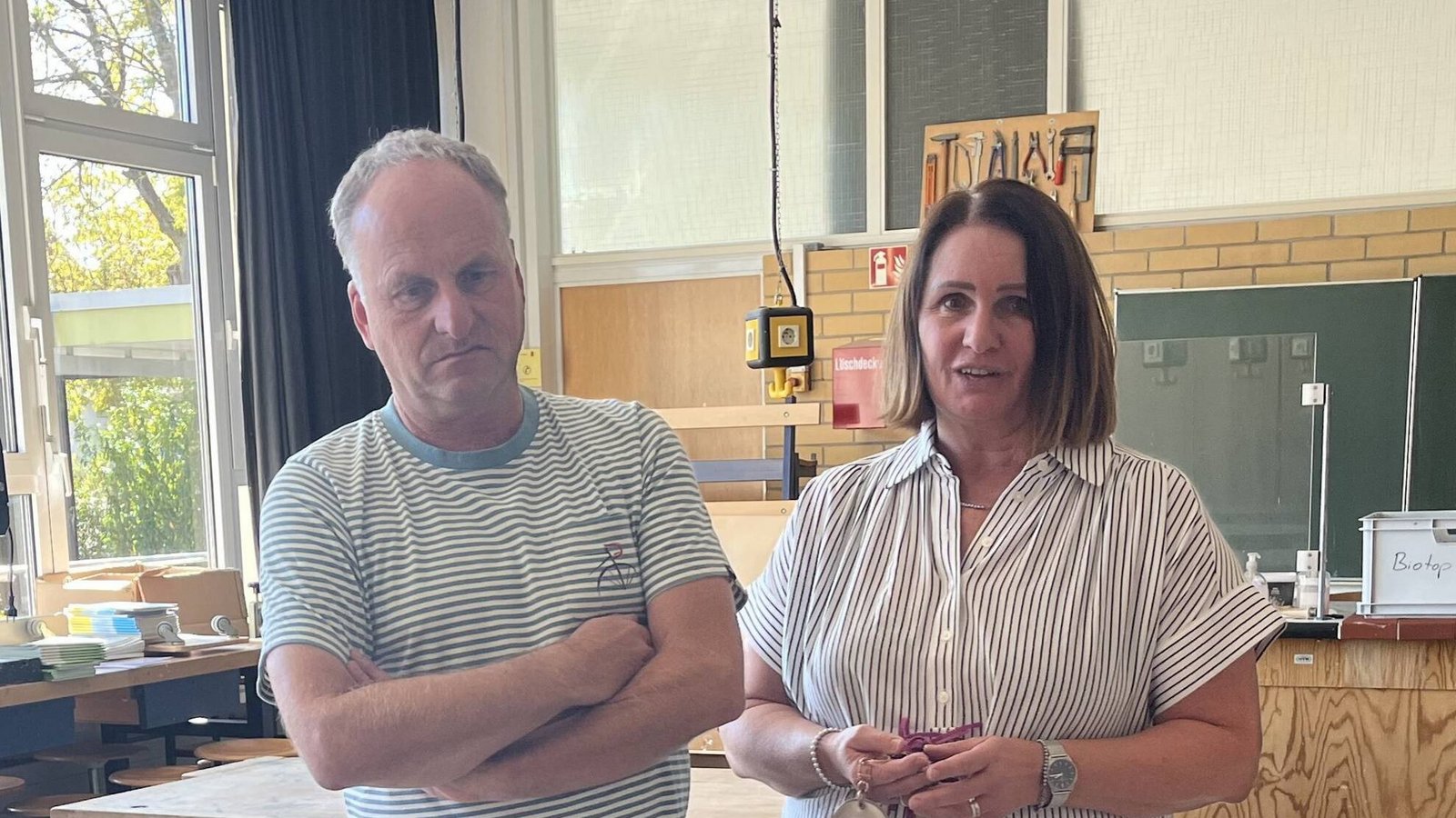 Schulleiterin Katja Kraft und ihr Stellvertreter Andreas Burkhardt sehen die Verlegung aller Klassenzimmer in den Neubau kritiksch. Foto: Glemser