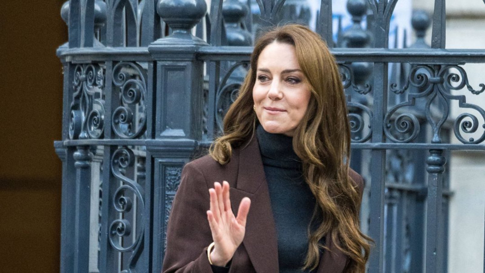 Februar: Immer wenn man denkt „Kates Looks sind aber arg klassisch geworden“, zeigt die Prinzessin, dass modisch noch mehr in ihr steckt – zum Beispiel bei diesem Ensemble aus schokobraunem Blazer und hochgeschnittener Wide-Leg-Hose. Lässiger Chic für eine Führung für Kinder durch die National Portrait Gallery.Foto: IMAGO/ABACAPRESS