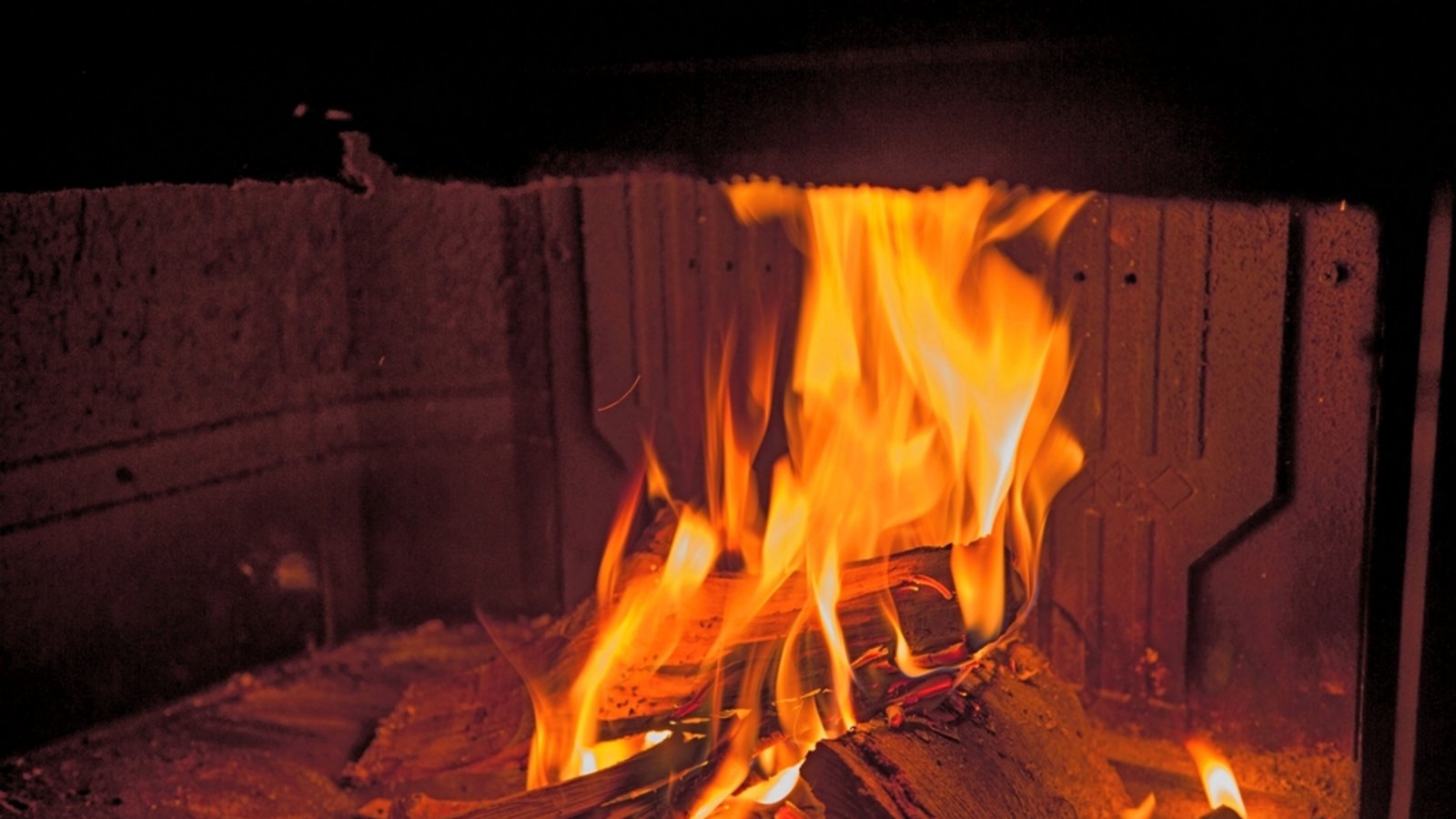 Ende des Jahres läuft eine wichtige Frist für Kaminbesitzer aus.Foto: pascuelenas / shutterstock.com