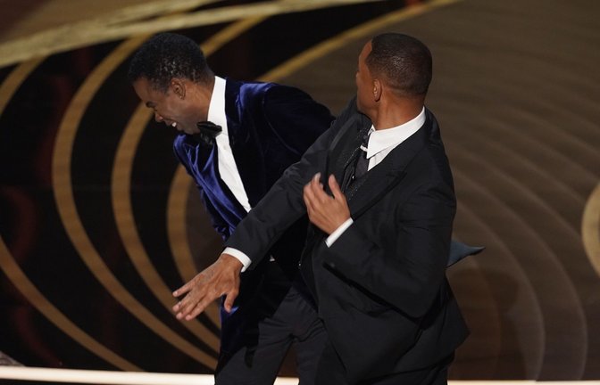 Der Moment: Will Smith (rechts) schlägt Moderator Chris Rock auf der Bühne, während er den Preis für den besten Dokumentarfilm bei den Oscars, der 94. Verleihung der Academy Awards im Dolby Theatre in Hollywood überreicht.<span class='image-autor'>Foto: Invision/AP/dpa/Chris Pizzello</span>