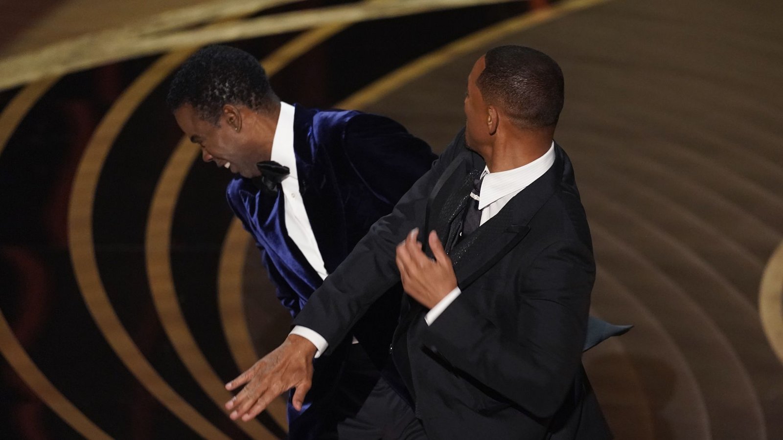 Der Moment: Will Smith (rechts) schlägt Moderator Chris Rock auf der Bühne, während er den Preis für den besten Dokumentarfilm bei den Oscars, der 94. Verleihung der Academy Awards im Dolby Theatre in Hollywood überreicht.Foto: Invision/AP/dpa/Chris Pizzello