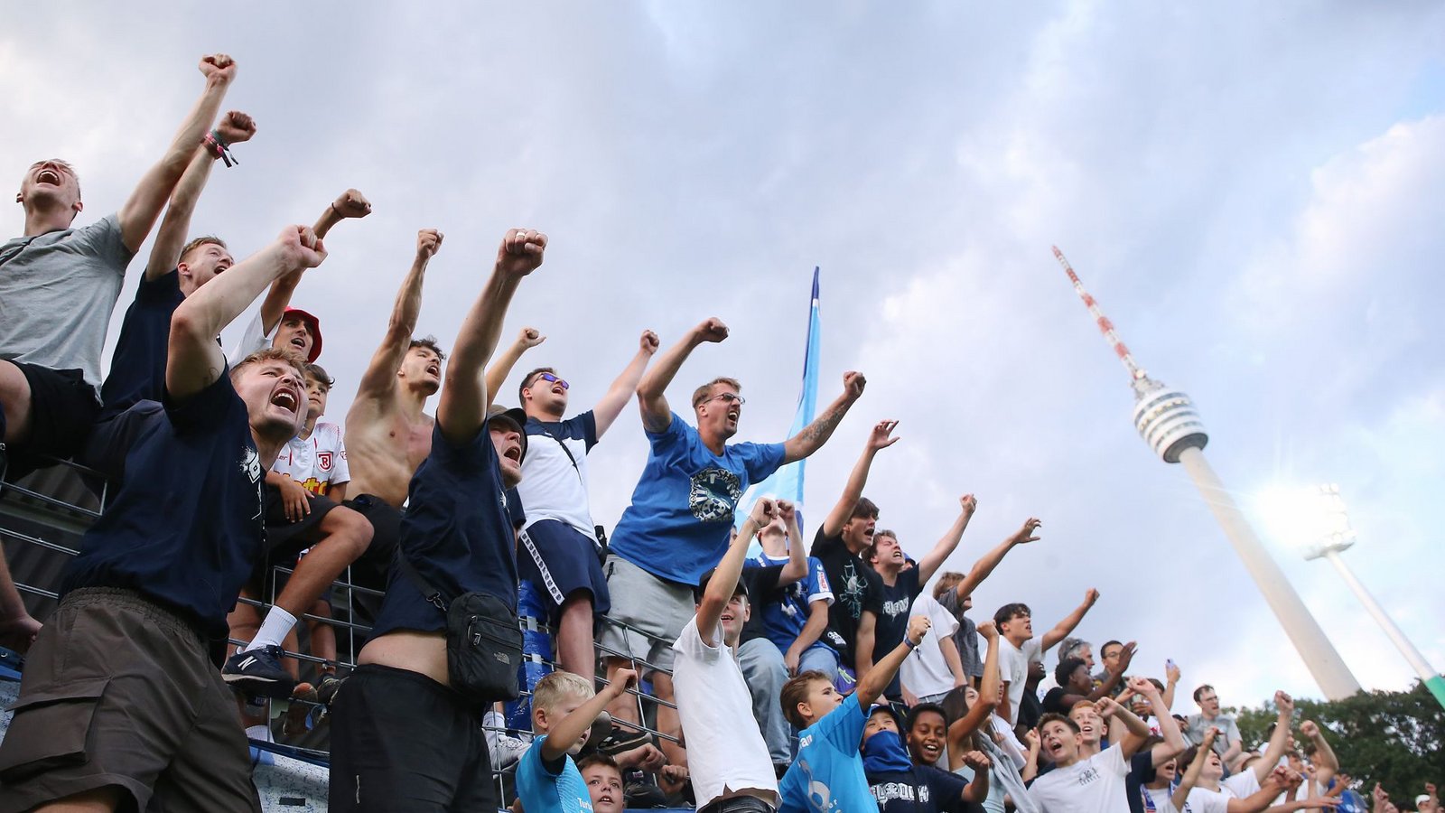 Feiertag für die Fans der Blauen unterm  Fernsehturm.Foto: Pressefoto Baumann/Julia Rahn