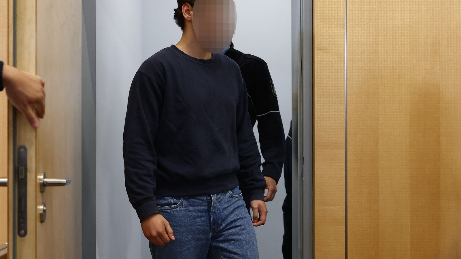 Der Angeklagte betritt den Gerichtssaal.Foto: Rolf Vennenbernd/dpa