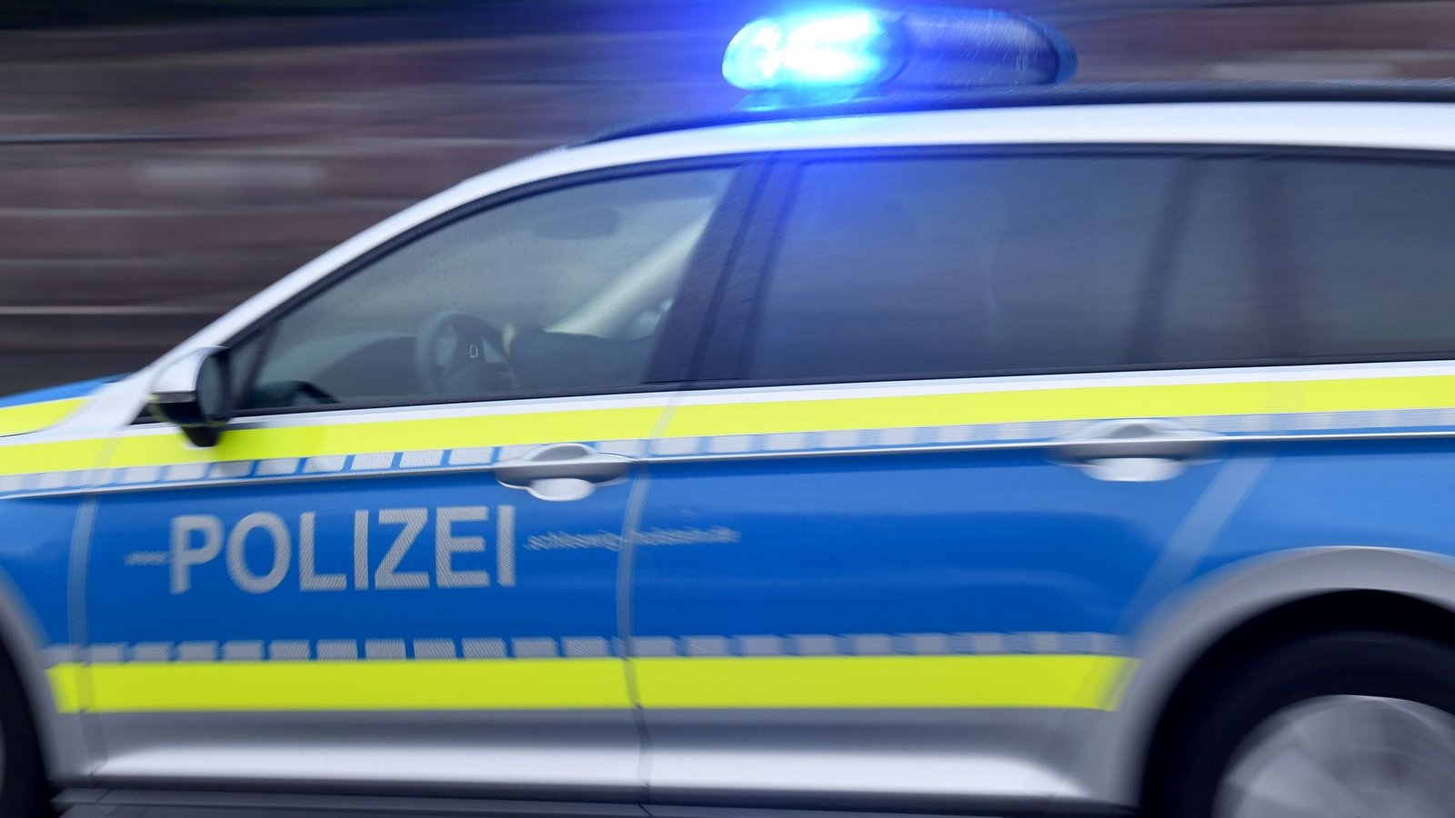 Die Polizei ermittelt nach einer Messerattacke in einem Bus in Mecklenburg-Vorpommern.Foto: Carsten Rehder/dpa/Symbolbild