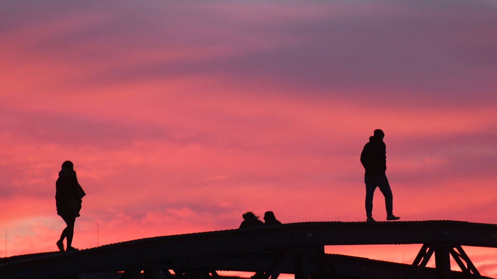 Kein Schnee. Dafür entschädigt ein oftmals farbenprächtiger Abendhimmel in Freiburg.Foto: dpa/Patrick Seeger