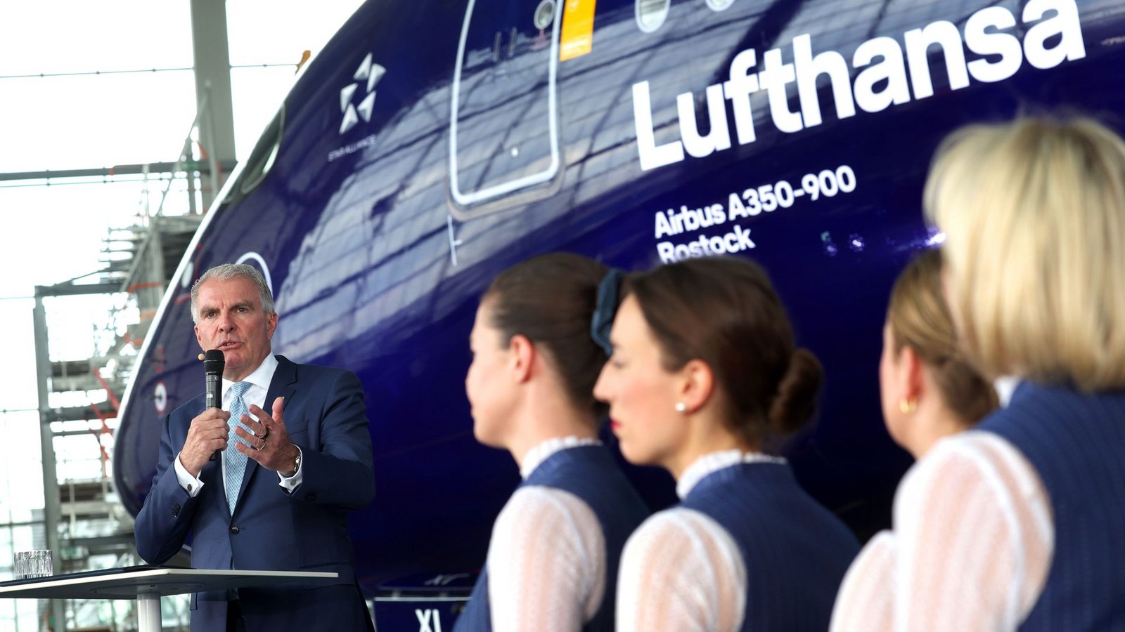 Lufthansa-Chef Carsten Spohr und Flugbegleiterinnen.Foto: Karl-Josef Hildenbrand/dpa