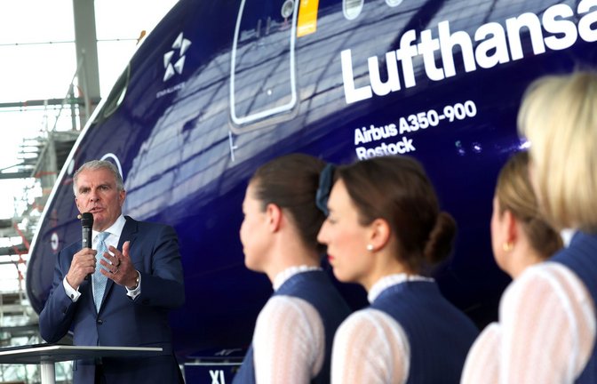 Lufthansa-Chef Carsten Spohr und Flugbegleiterinnen.<span class='image-autor'>Foto: Karl-Josef Hildenbrand/dpa</span>