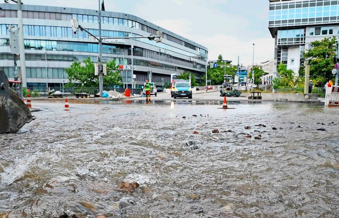 Land unter: Nach einem massiven Wasserrohrbruch  verwandelte sich die Fahrbahn  in eine Seenlandschaft.<span class='image-autor'>Foto: Andreas Rosar</span>