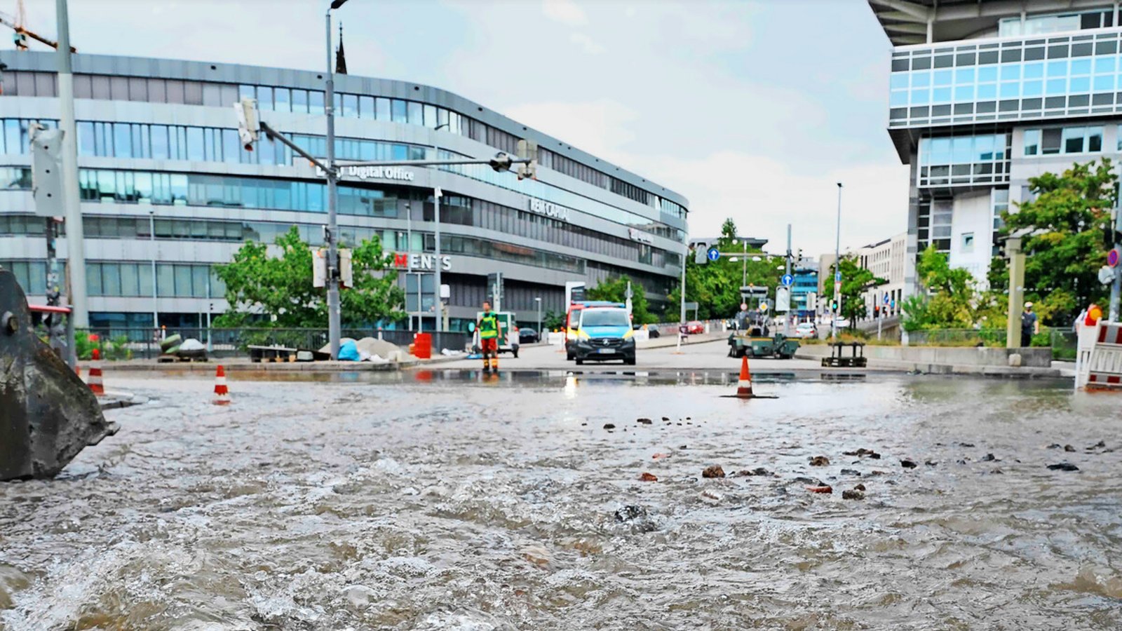 Land unter: Nach einem massiven Wasserrohrbruch verwandelte sich die Fahrbahn in eine Seenlandschaft.Foto: Andreas Rosar Land unter: Nach einem massiven Wasserrohrbruch verwandelte sich die Fahrbahn in eine Seenlandschaft.Foto: Andreas Rosar