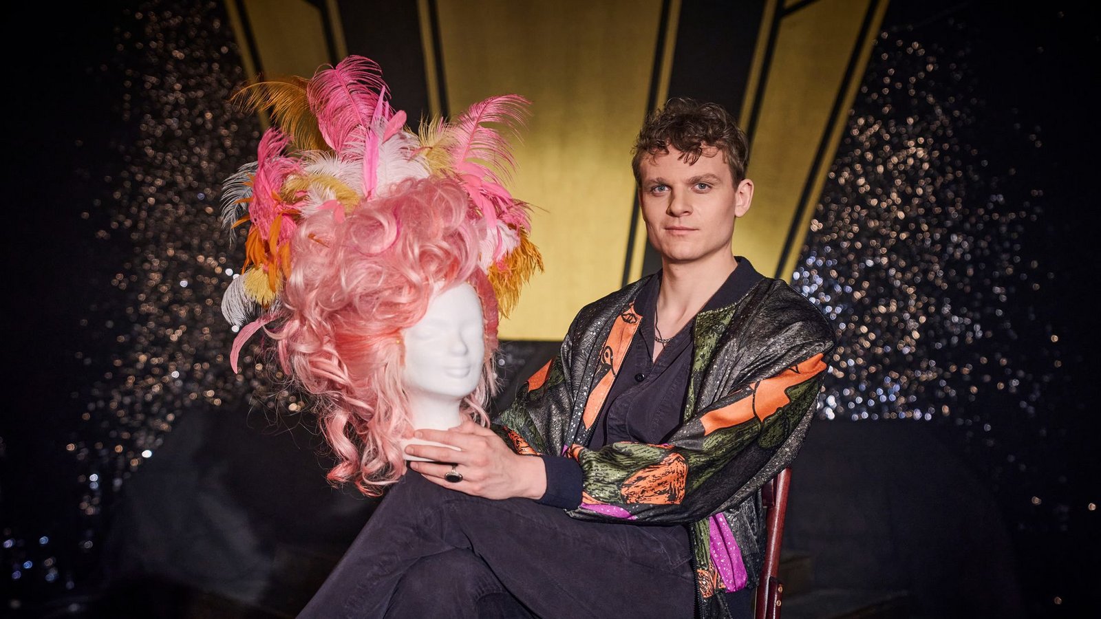 Johannes Hegemann spielt im ZDF-Film "Olivia" den Künstler Oliver Köbel, der als Dragqueen Oliver Knöbel bekannt ist. (Handoutbild)Foto: Thomas Leidig/ZDF/Florida Film/dpa