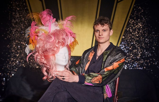 Johannes Hegemann spielt im ZDF-Film "Olivia" den Künstler Oliver Köbel, der als Dragqueen Oliver Knöbel bekannt ist. (Handoutbild)<span class='image-autor'>Foto: Thomas Leidig/ZDF/Florida Film/dpa</span>