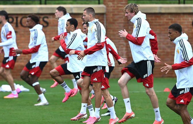 Für das DFB-Training mussten die Regenjacken ausgepackt werden.<span class='image-autor'>Foto: Federico Gambarini/dpa</span>