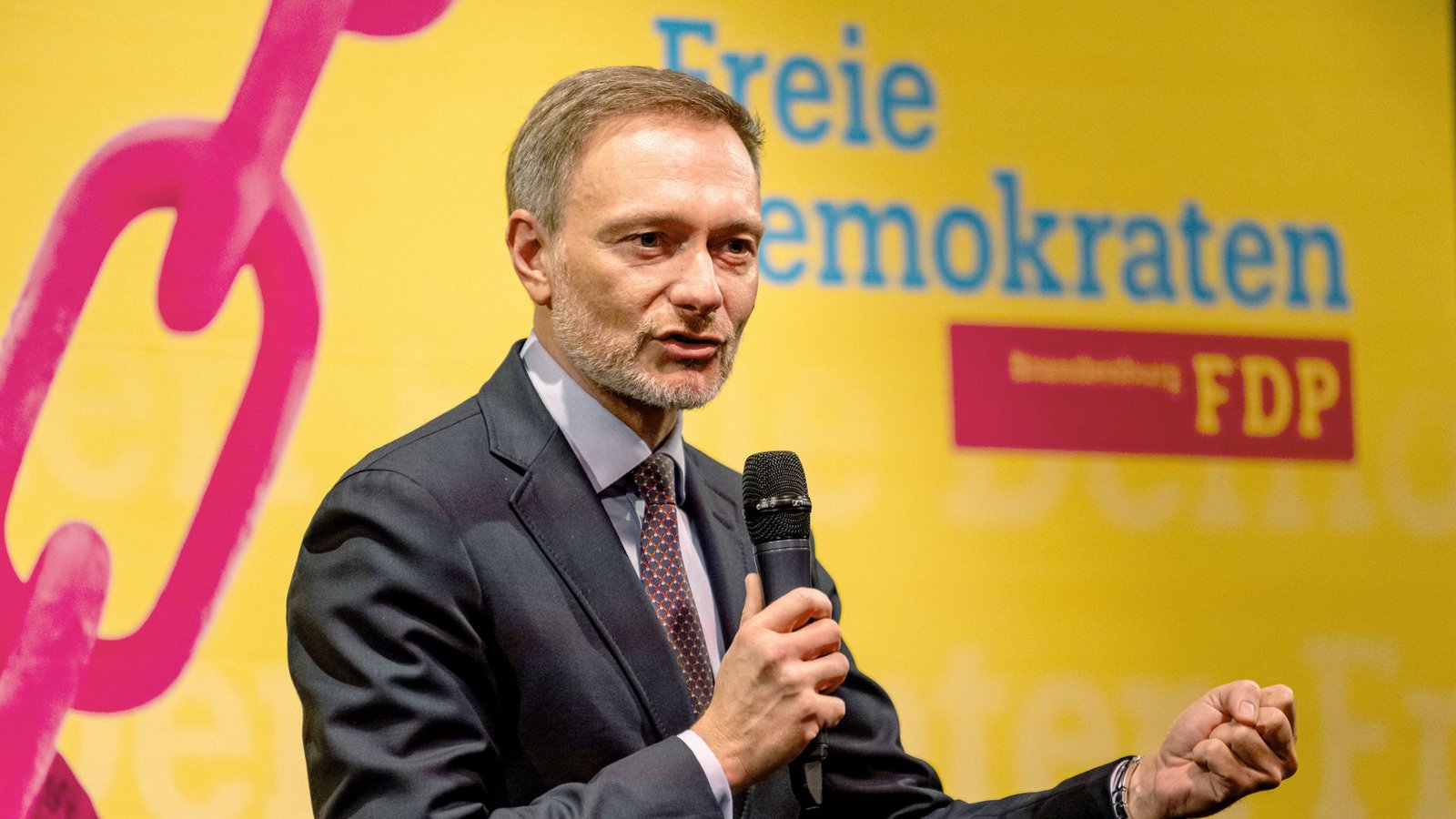 Mit der Ampel kann er nichts mehr gewinnen, aber auch ein Ausstieg wäre hochriskant für67 FDP-Chef Christian Lindner.Foto: dpa/Fabian Sommer Mit der Ampel kann er nichts mehr gewinnen, aber auch ein Ausstieg wäre hochriskant für67 FDP-Chef Christian Lindner.Foto: dpa/Fabian Sommer