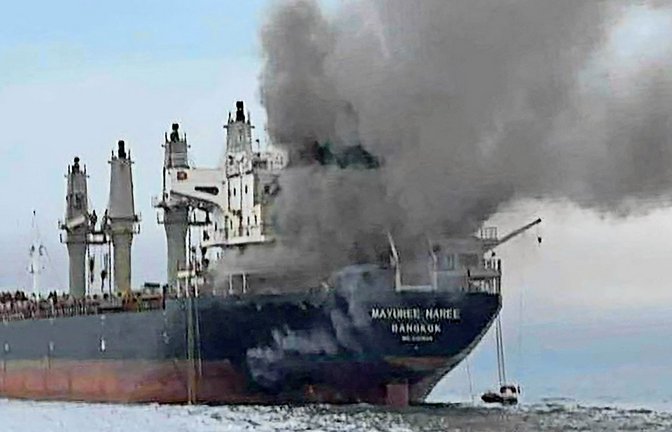 Dieser thailändische Tanker wurde am Mittwoch (11.3.)  in der Straße von Hormus von einem Sprengkörper getroffen und geriet  in Brand.<span class='image-autor'>Foto: AFP</span>