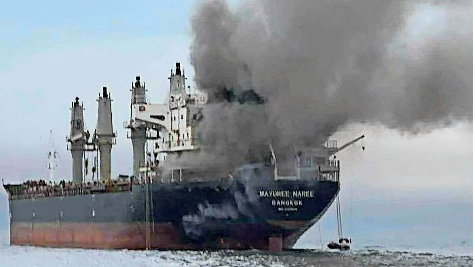 Dieser thailändische Tanker wurde am Mittwoch (11.3.)  in der Straße von Hormus von einem Sprengkörper getroffen und geriet  in Brand.Foto: AFP