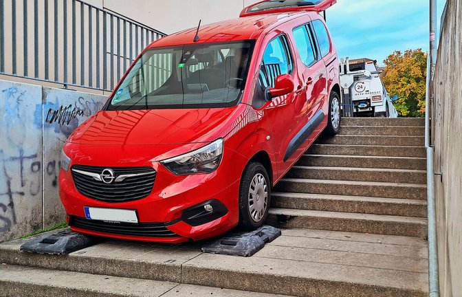 Das Auto hatte sich auf der Treppe verkeilt und musste von einem Abschleppdienst herausgezogen werden.<span class='image-autor'>Foto: Sebastian Steegmüller</span>