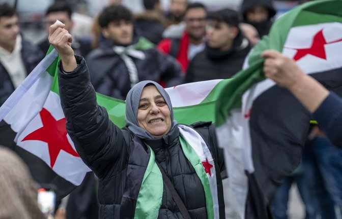 Syrische Migranten feiern in Duisburg das Ende des Assad-Regimes.<span class='image-autor'>Foto: IMAGO/Jochen Tack</span>