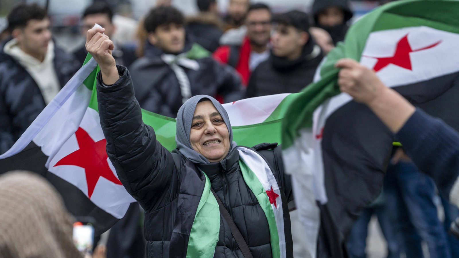 Syrische Migranten feiern in Duisburg das Ende des Assad-Regimes.Foto: IMAGO/Jochen Tack