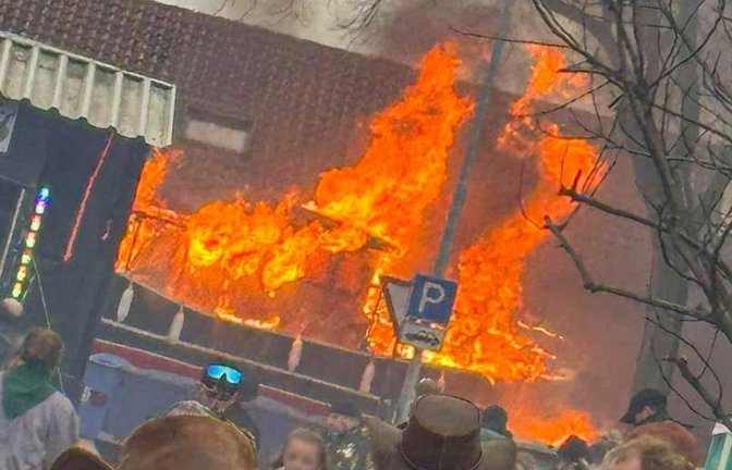 Meterhohe Flammen auf einem Faschingswagen bei einem Umzug in Kehl.<span class='image-autor'>Foto: dpa/Marco Dürr</span>