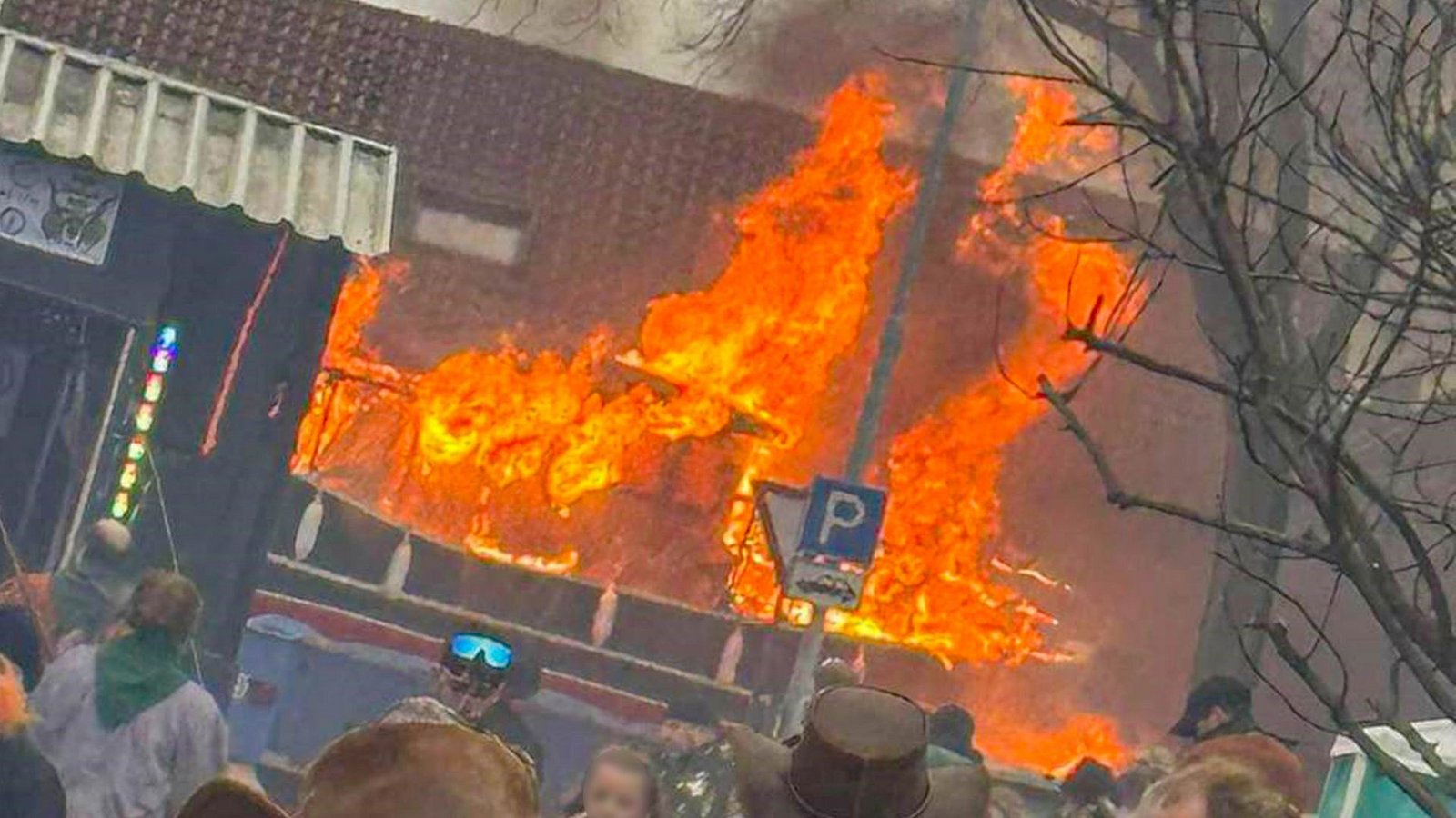 Meterhohe Flammen auf einem Faschingswagen bei einem Umzug in Kehl.Foto: dpa/Marco Dürr Meterhohe Flammen auf einem Faschingswagen bei einem Umzug in Kehl.Foto: dpa/Marco Dürr