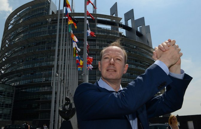 Martin Sonneborn liebt den ironischen Auftritt, wie hier vor dem Europaparlament in Straßburg. Nun hat der Satiriker große Chancen, zum dritten mal gewählt zu werden.<span class='image-autor'>Foto: picture alliance / dpa/Patrick Seeger</span>