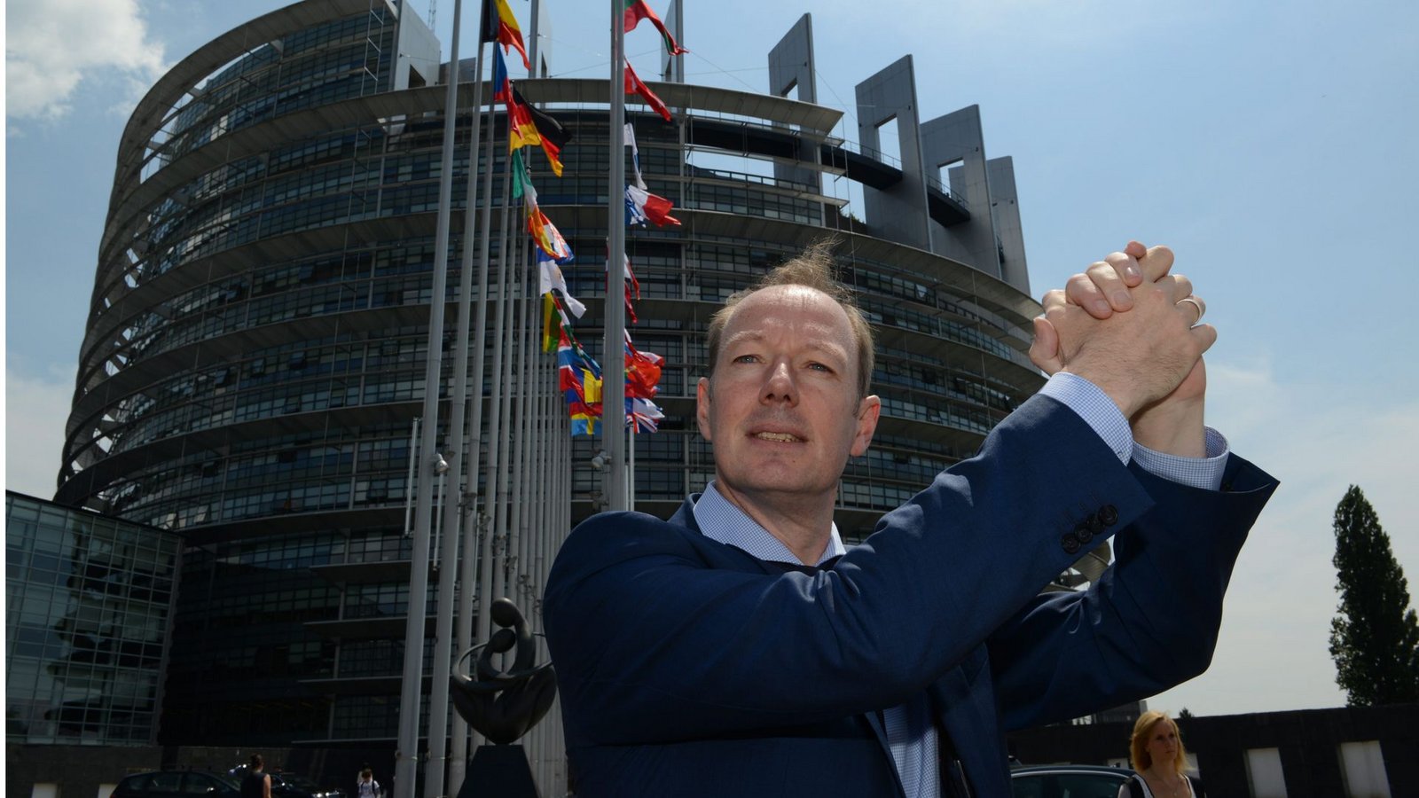 Martin Sonneborn liebt den ironischen Auftritt, wie hier vor dem Europaparlament in Straßburg. Nun hat der Satiriker große Chancen, zum dritten mal gewählt zu werden.Foto: picture alliance / dpa/Patrick Seeger