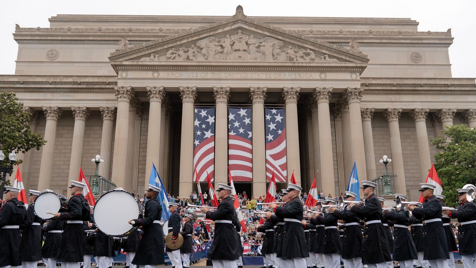 Teilnehmer einer Parade marschieren in der Nähe der National Mall.Foto: Jose Luis Magana/AP/dpa