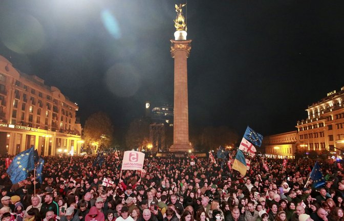 Aufgrund des Ausgangs der Parlamentswahl gab es am Montagabend Proteste.<span class='image-autor'>Foto: dpa/Zurab Tsertsvadze</span>