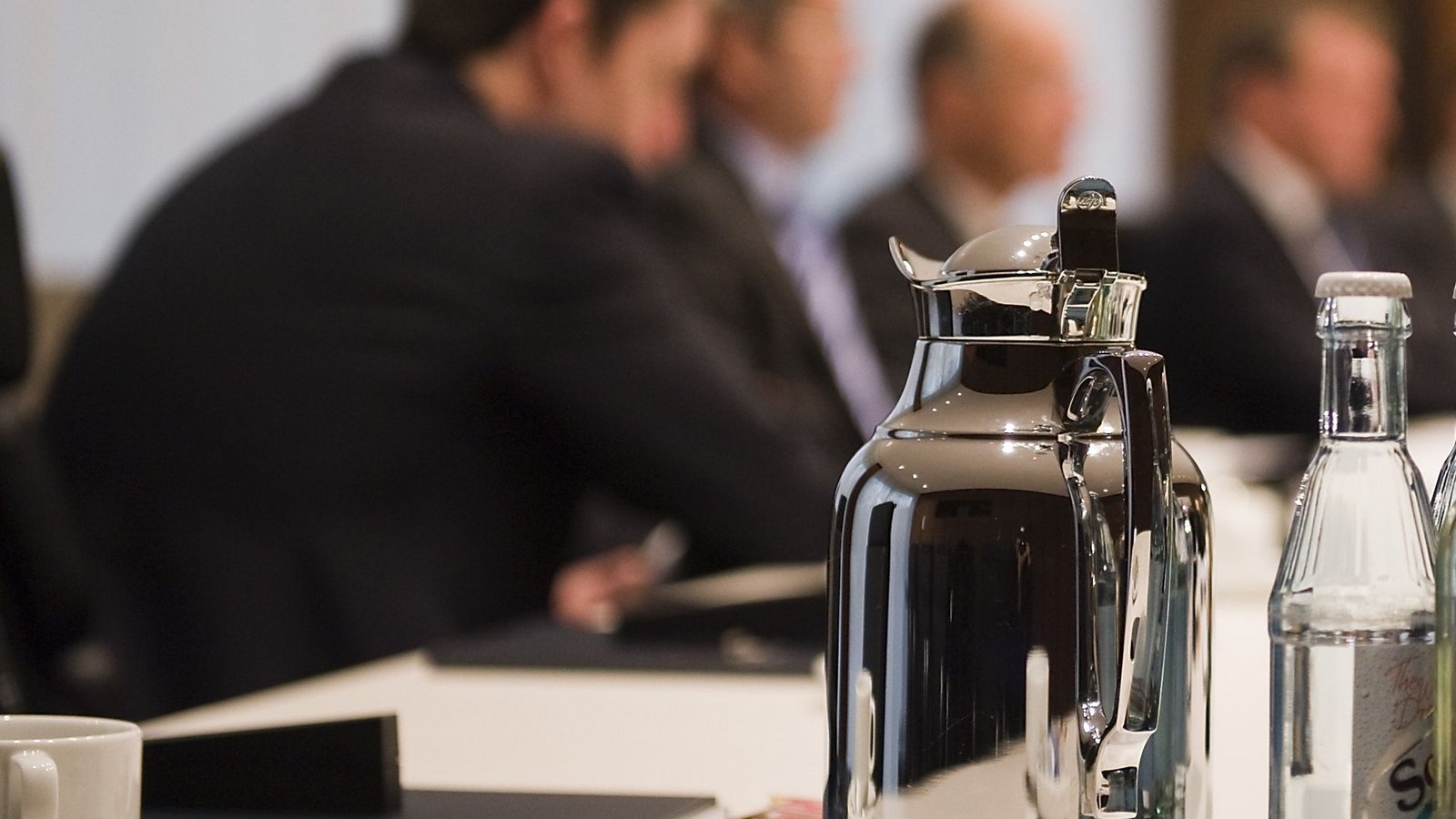 Der Karrierist: 73 Prozent der deutschen Singles treffen sich zum ersten Date auf eine Tasse Kaffee. Aber nicht nur in Sachen Liebe ist Kaffee hilfreich. Der amerikanische Netzwerkprofi und Investor Mark Suster („Why You Need To Take 50 Coffee Meetings“) rät jedem, der beruflich Erfolg haben will, möglichst oft mit alten und neuen Bekannten Kaffee trinken zu gehen und so sein Netzwerk zu erweitern und die Karriere nachhaltig voran zu treiben.Foto: dpa