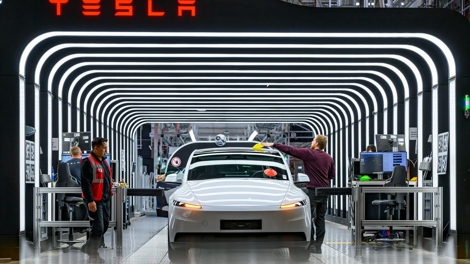 Der US-Elektroautobauer Tesla hat den Krankenstand in der Fabrik in Grünheide bei Berlin reduziert. (Archivbild)Foto: Patrick Pleul/dpa