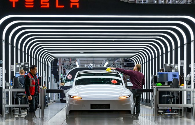 Der US-Elektroautobauer Tesla hat den Krankenstand in der Fabrik in Grünheide bei Berlin reduziert. (Archivbild)<span class='image-autor'>Foto: Patrick Pleul/dpa</span>