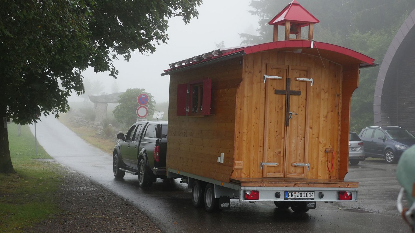 Ein Mitarbeiter der Feldbergbahnen zieht die mobile Kirche mit seinem Pick-up auf den Gipfel.Foto: Ein Mitarbeiter der Feldbergbahnen zieht die mobile Kirche mit seinem Pick-up auf den Gipfel.Foto: 