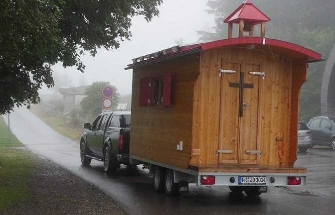 Ein Mitarbeiter der Feldbergbahnen zieht  die mobile Kirche mit seinem Pick-up auf den Gipfel.<span class='image-autor'>Foto: &nbsp;</span>