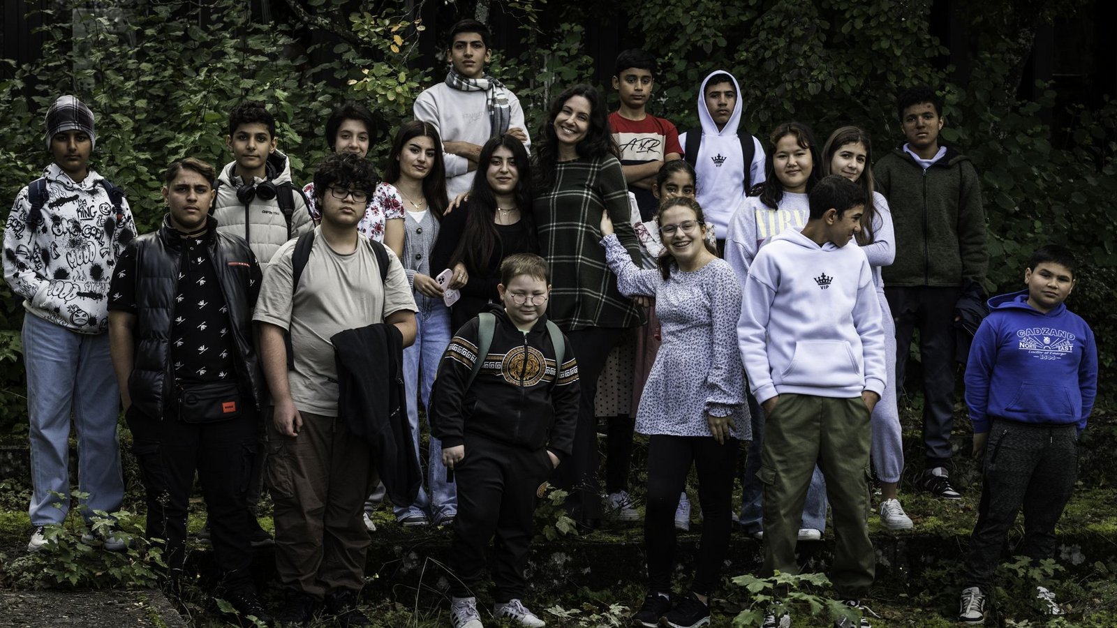 Caroline Schalinski (in der Mitte im Karo-Pulli) mit ihren Jungen und Mädchen aus aller WeltFoto: Wolfgang Albers Caroline Schalinski (in der Mitte im Karo-Pulli) mit ihren Jungen und Mädchen aus aller WeltFoto: Wolfgang Albers