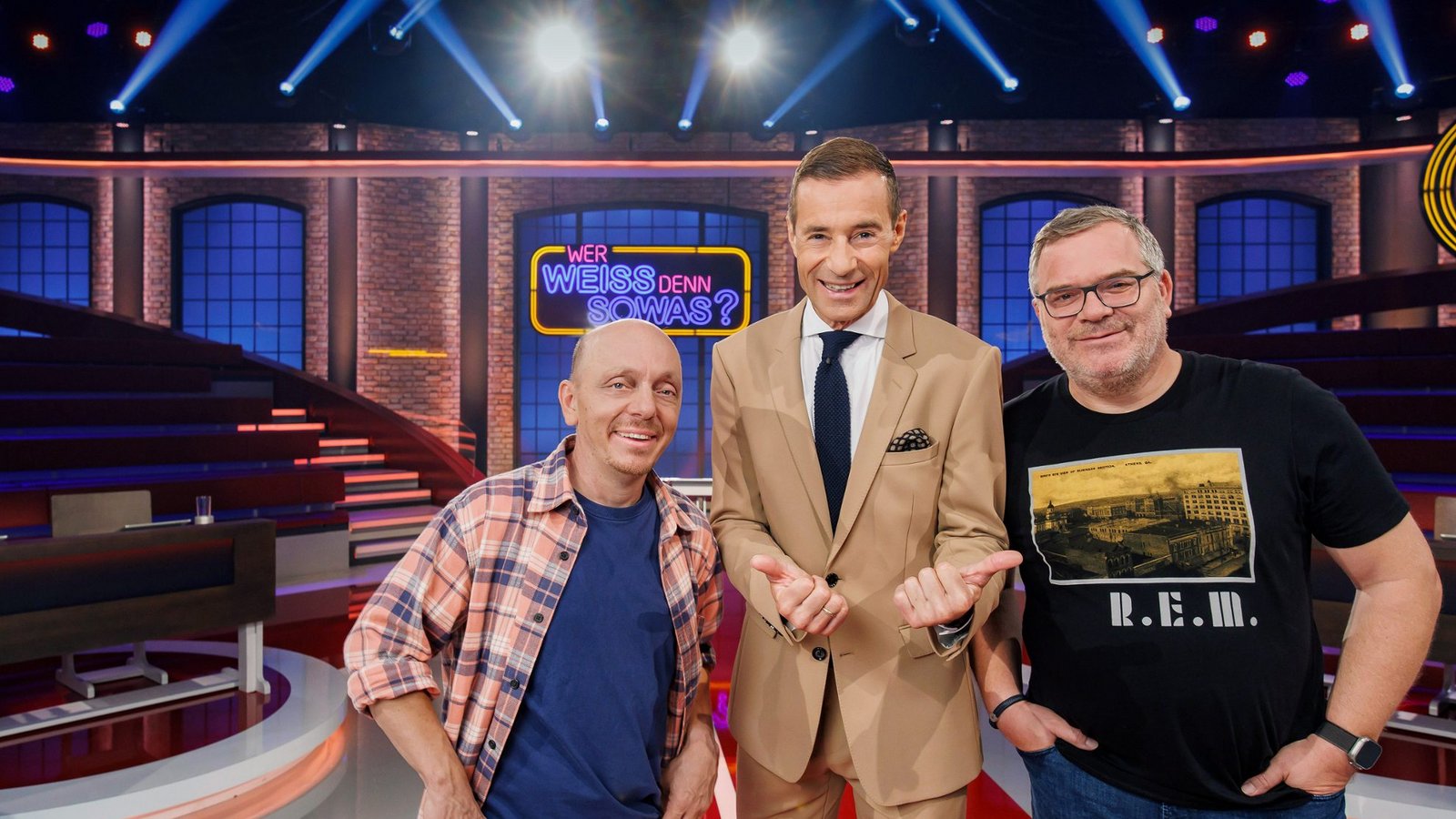Noch hat die ARD nicht bekanntgegeben, wer Eltons (r.) Nachfolger wird und demnächst mit Bernhard Hoëcker (l.) und Kai Pflaume (M.) quizzt.Foto: ARD/MORRIS MAC MATZEN Noch hat die ARD nicht bekanntgegeben, wer Eltons (r.) Nachfolger wird und demnächst mit Bernhard Hoëcker (l.) und Kai Pflaume (M.) quizzt.Foto: ARD/MORRIS MAC MATZEN