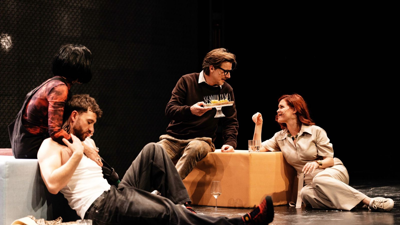 Szene aus „Der Riss durch die Welt“ im Theater der AltstadtFoto: Theater der Altstadt/Jeanette Bak Szene aus „Der Riss durch die Welt“ im Theater der AltstadtFoto: Theater der Altstadt/Jeanette Bak