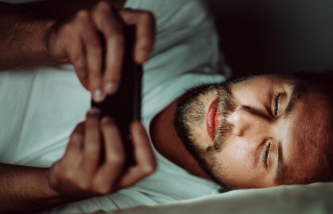Welche Anzeichen gibt es für Social Media Sucht? Welche Folgen hat sie und wie kann man die Sucht nach den Sozialen Medien bekämpfen?<span class='image-autor'>Foto: Cavan Images / imago-images.com</span>