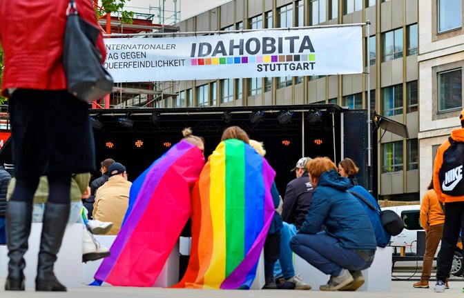 Die Regenbogenfahne wurde bei der Kundgebung zum Idahobita auf dem Stuttgarter Marktplatz öfter gesehen.<span class='image-autor'>Foto: Lichtgut/Max Kovalenko</span>