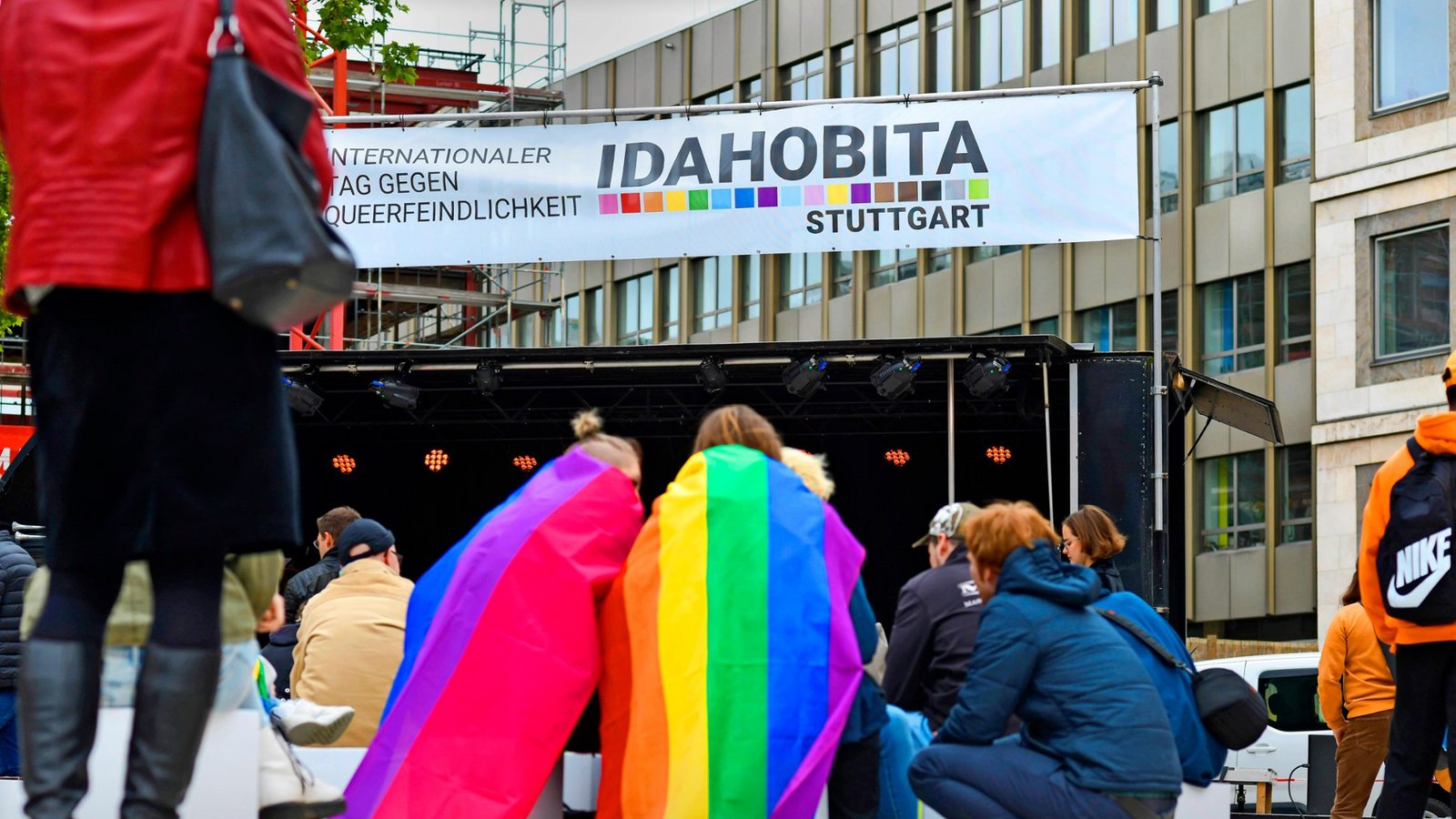 Die Regenbogenfahne wurde bei der Kundgebung zum Idahobita auf dem Stuttgarter Marktplatz öfter gesehen.Foto: Lichtgut/Max Kovalenko