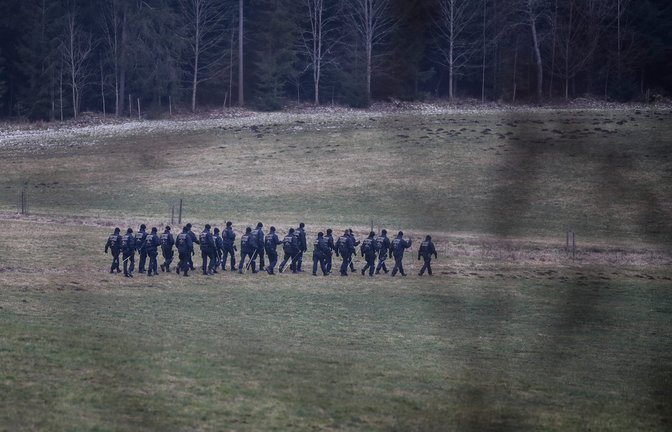 Die Polizei sucht mit einigen Einsatzkräften in einem Waldgebiet entlang der Verbindungstraße zwischen Beckhofen und Wolterdingen.<span class='image-autor'>Foto: Marc Eich</span>