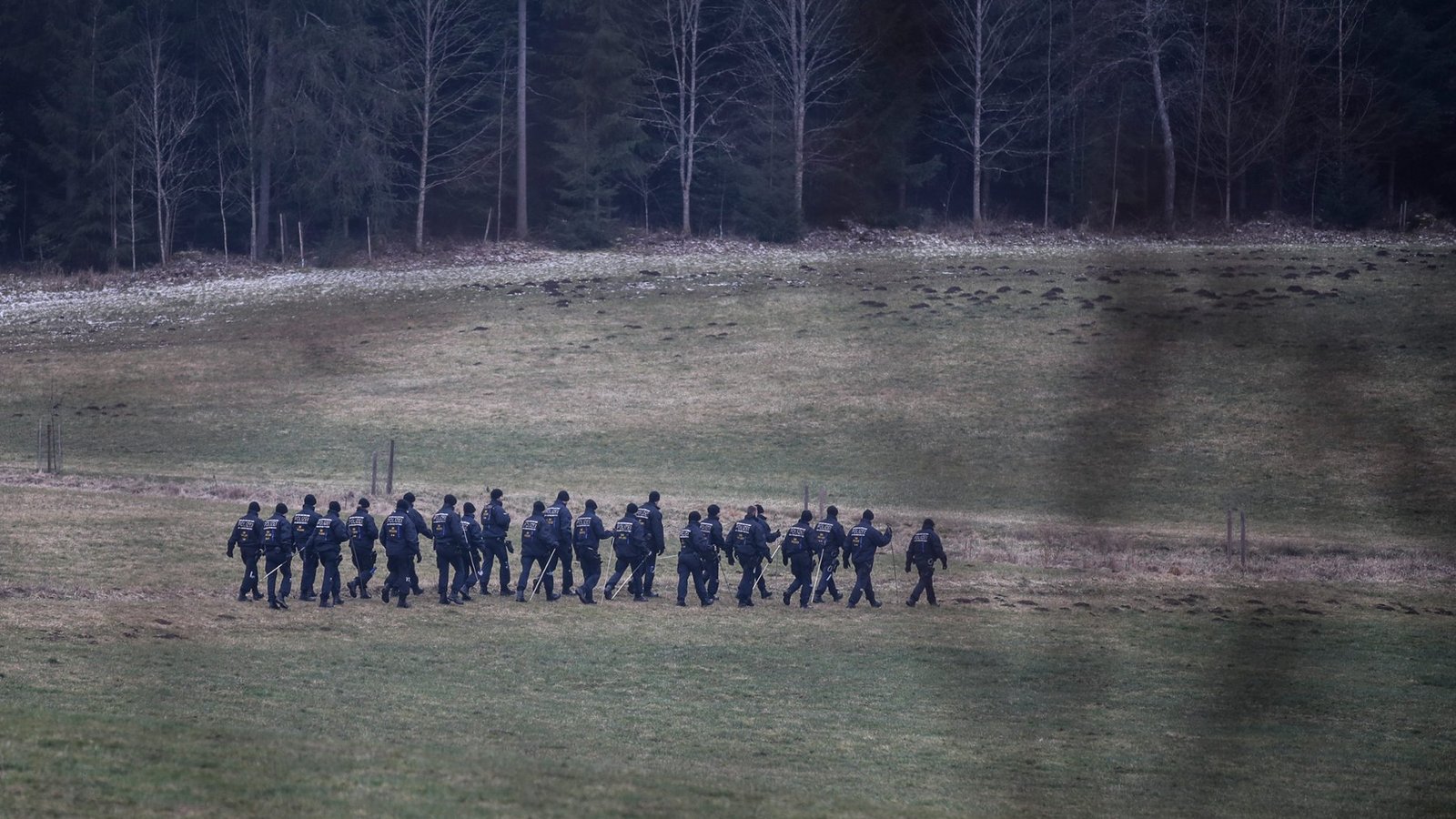 Die Polizei sucht mit einigen Einsatzkräften in einem Waldgebiet entlang der Verbindungstraße zwischen Beckhofen und Wolterdingen.Foto: Marc Eich